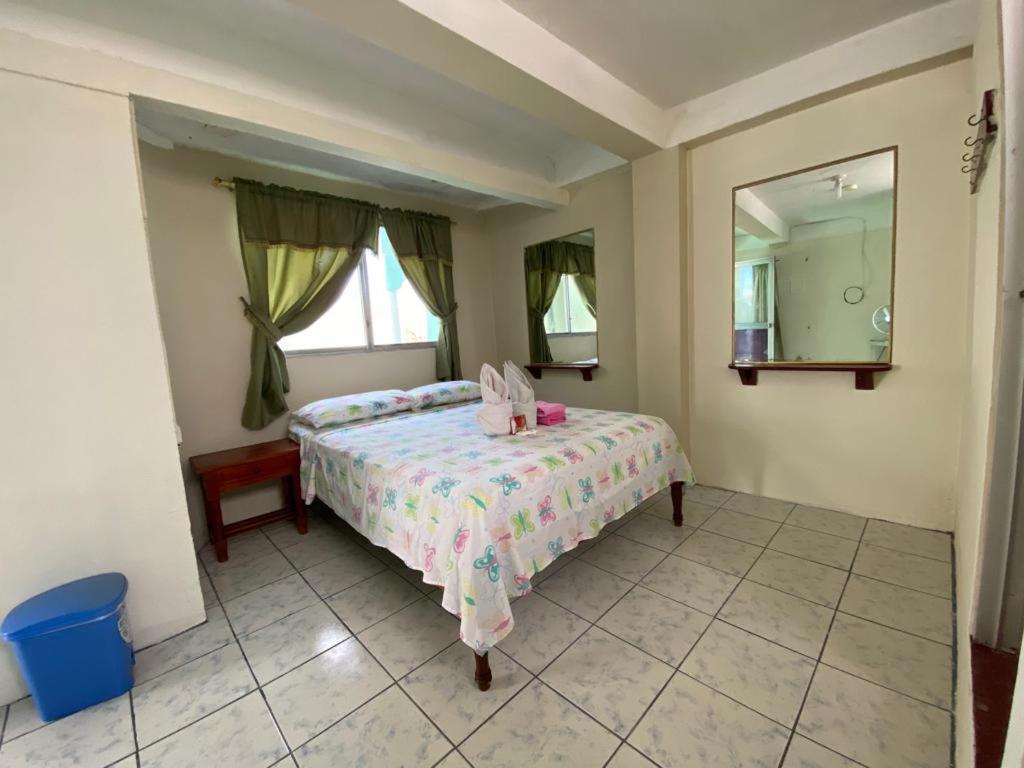 Historico Hostal Elizabeth Puerto Ayora  Buitenkant foto