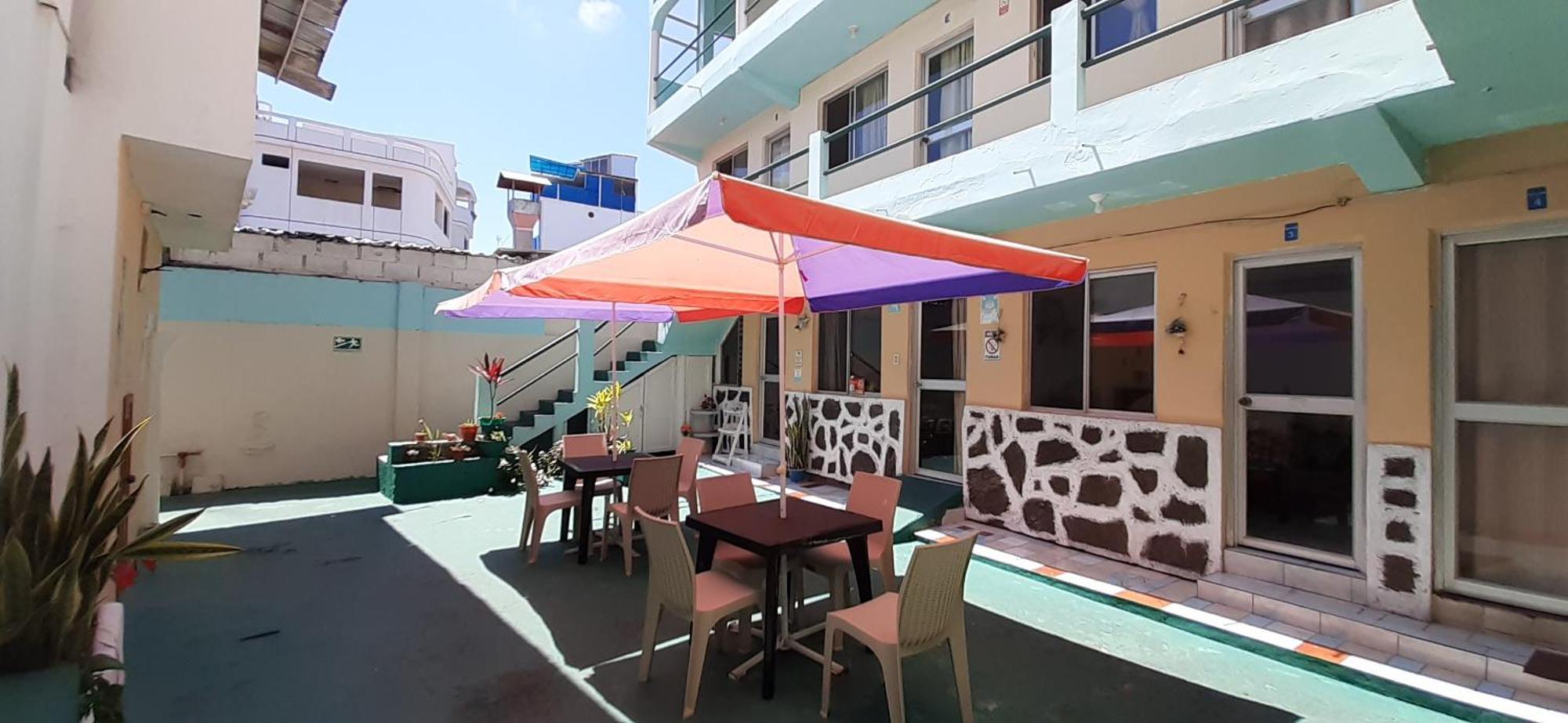 Historico Hostal Elizabeth Puerto Ayora  Buitenkant foto